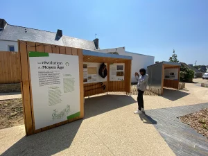 Un parcours de visite en plein air avec des modules créés par un architecte